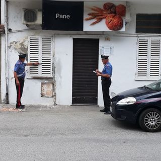 Furto nel negozio di alimentari, 5 denunce