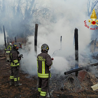 Baracche a fuoco alla periferia di Gattinara: all'interno anche bombole del gas