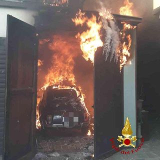 Borgosesia, garage e auto in fiamme: in azione i Vigili del Fuoco