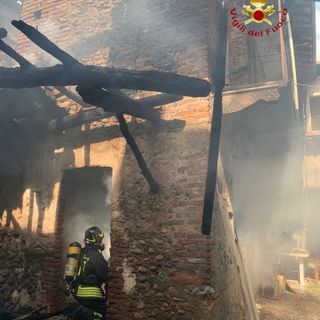 Gattinara: A fuoco una casa nel centro storico, Vigili del Fuoco intervengono