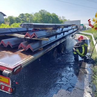 Le gomme di un rimorchio si incendiano. Tempestivo intervento dei Vigili del Fuoco