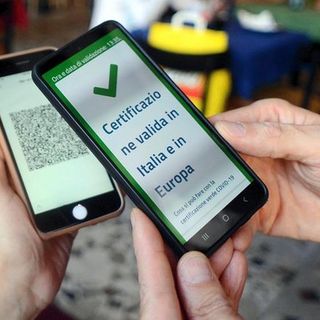 Via libera al Super Green Pass, restrizioni ai no vax anche in zona bianca, ma solo per le festività natalizie