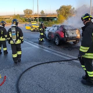 Incidente stradale e incendio di un’auto ibrida: intervento dei Vigili del Fuoco