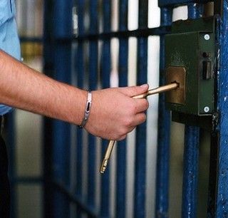 Cronaca dal Nord Ovest: Torino, detenuti salgono sul tetto del carcere per protesta