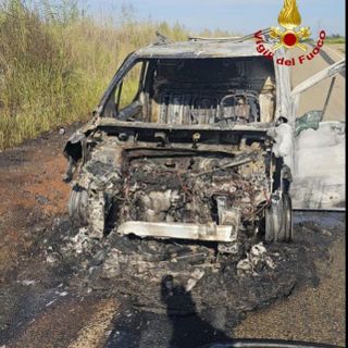 Villarboit, furgone in fiamme sulla SP58: intervengono i Vigili del Fuoco