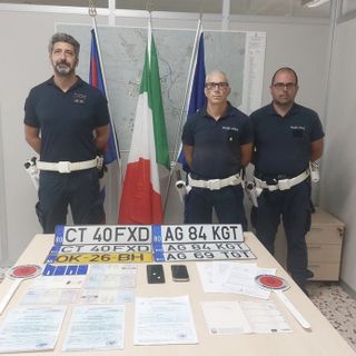 Tentano il colpo al centro Amazon con targhe false: sventato furto da 100mila euro a Vercelli