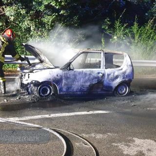 Trivero: Va a fuoco la loro auto, riescono a salvarsi e chiamano i soccorsi FOTO