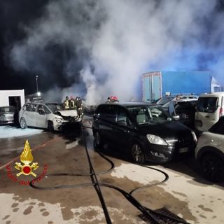 Incidente e conseguente incendio di diverse auto nella notte a Bianzè FOTO