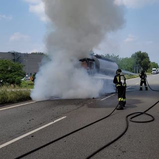 Incendio autoarticolato sulla SS703