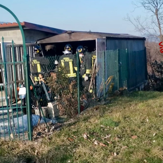 Fiamme in un garage, scattano i soccorsi a Valdilana (foto dei Vigili del Fuoco)