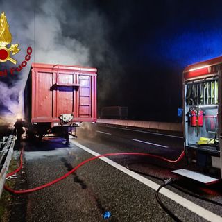 Incendio camion sulla A26, celere l'intervento dei soccorsi