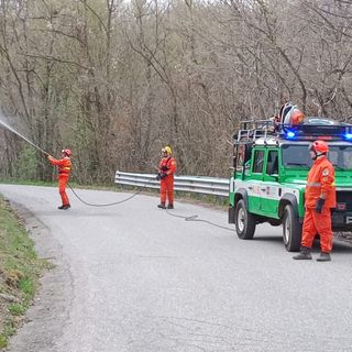 Caprile, sterpaglie a fuoco a lato della strada (foto dalla pagina Facebook di Corpo AIB Piemonte)