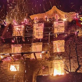 Incendio in alta Valsesia: a fuoco uno stabile a Cervatto FOTO e VIDEO