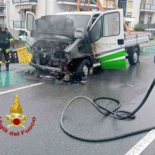 Incendio Furgone a Varallo Sesia. Illeso il conducente