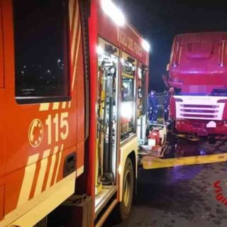Incendio mezzo pesante in A4 all'uscita di Santhià