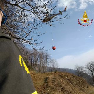 Incendio boschivo a Postua, in corso le operazioni di Vigili del Fuoco e Aib