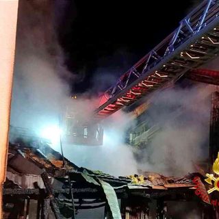 Scopello, a fuoco abitazione di due piani: una persona è all'ospedale FOTO