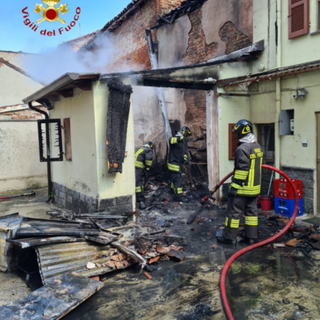 Incendio in un garage: Vigili del Fuoco in azione