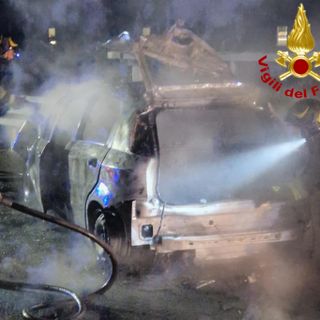 Tamponamento sulla A4, un'auto va a fuoco FOTO