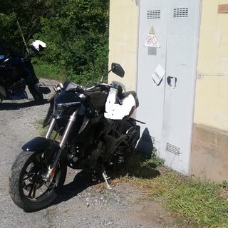 Motociclista si schianta contro il muro di una cabina, portato in codice rosso all’ospedale