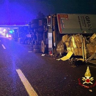 Mezzo pesante si rovescia tra la A26 e la A5