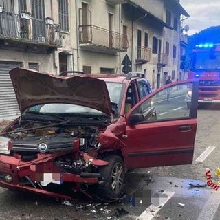 Scontro tra due auto, quattro persone coinvolte