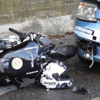 Finisce fuori strada con la moto, giovane centauro in ospedale
