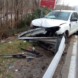 Borgosesia: Autocarro perde il controllo ed esce di strada