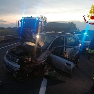 Scontro tra auto e furgone, un ferito