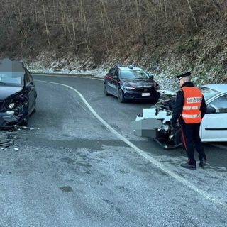 Frontale tra due auto a Portula, una donna in ospedale