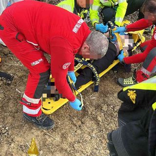 Auto fuori strada e due feriti nell'incidente stradale sulla SP230