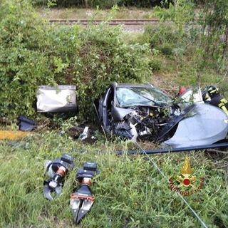 Fuori strada con l'auto: è in codice rosso
