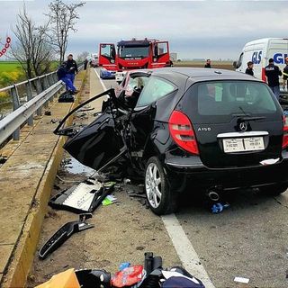 Due morti, auto devastate e feriti intrappolati tra le lamiere: dramma sulle strade vercellesi