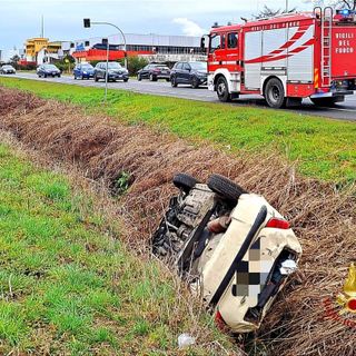 Scontro tra due auto, una si ribalta nel fossato