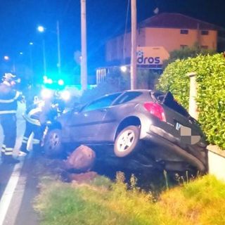 Urta il guard rail e finisce fuori strada. Soccorsa dai Vigili del Fuoco