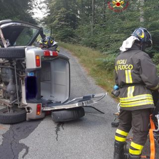 Auto si ribalta a Varallo, estratti due anziani rimasti feriti