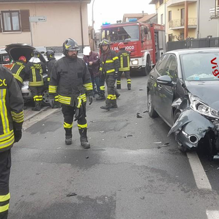 Schianto tra due auto, ferite lievi per due persone