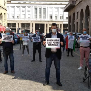 &quot;Burocrazia zero e potere ai sindaci&quot;: flash mob contro il Governo