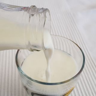 Il latte, un compagno di vita, spesso demonizzato, che è invece, tracciato, controllato e ancora poco conosciuto.