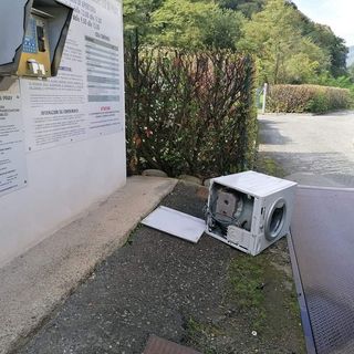 Abbandonano lavatrice davanti all'ecocentro di Pray, sindaco furioso: “Vanno sanzionati questi gesti incivili”