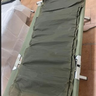 Forze dell’ordine costrette a dormire a terra nei seggi di Vercelli: “Brandine inutilizzabili e topper sporchi”