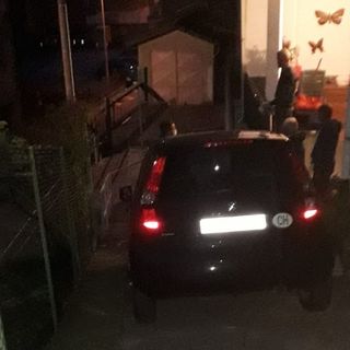 Si perde e finisce incastrato su una scalinata di una via senza uscita