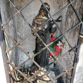 Danneggiata dal fuoco la statua di Santa Rita: l'Isola a Vercelli si mobilita per il restauro