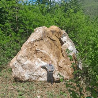 Varallo, masso enorme fatto rotolare sulla strada provinciale di Crevola , Bondetti: &quot;Ho chiesto che rimanesse lì per fare da sfondo a fotografie&quot;