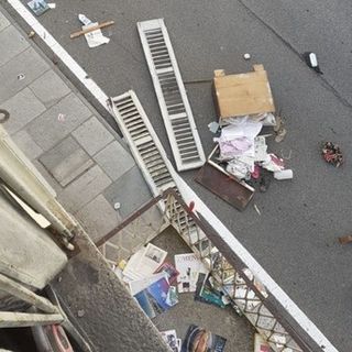 Lancia i mobili in strada, ore di follia a Varallo