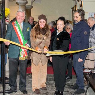 Varallo, inaugurata la mostra di Giorgio Perrone: “Donne e Madonne”.