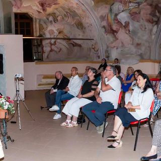 Crevacuore, presentata la tavola rotonda “La forma del colore” con l'inaugurazione della mostra di Suravi Micheletti FOTO