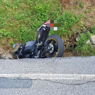 Perde il controllo della moto e finisce fuori strada, 23enne si rompe il bacino (foto di repertorio)
