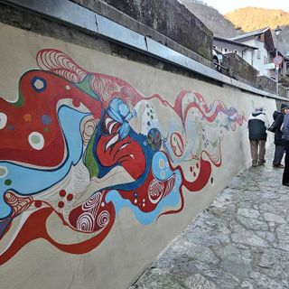 Cravagliana, una domenica di comunità tra arte e musica: inaugurato il murale per Annette Lorentzen Casalini