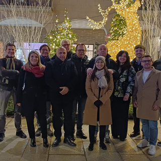Borgomanero accende il Natale: inaugurato il “Dicembre borgomanerese” con albero, luci e musica gospel